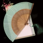 Éventail japonais traditionnel en bambou