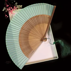 Éventail japonais traditionnel en bambou