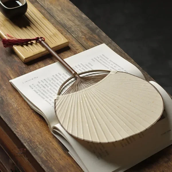 Accessoire de mode : éventail blanc en papier