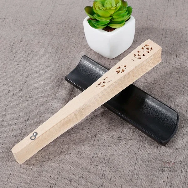 Éventail en bois décoratif asiatique