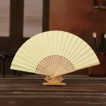 Éventail pliable en papier