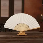 Éventail japonais avec motifs