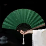 Éventail traditionnel japonais décoré de feuilles dorées