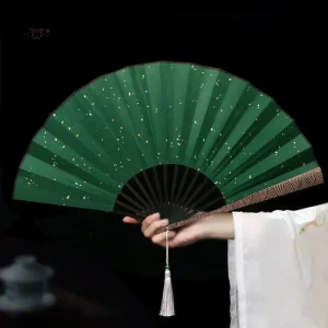 Éventail traditionnel japonais décoré de feuilles dorées