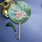 Éventail traditionnel japonais avec motif de lotus