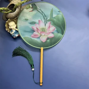 Éventail traditionnel japonais avec motif de lotus