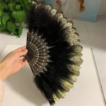 Éventail traditionnel japonais orné de plumes