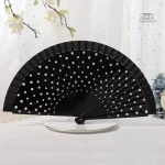 Éventail à pois, design japonais classique