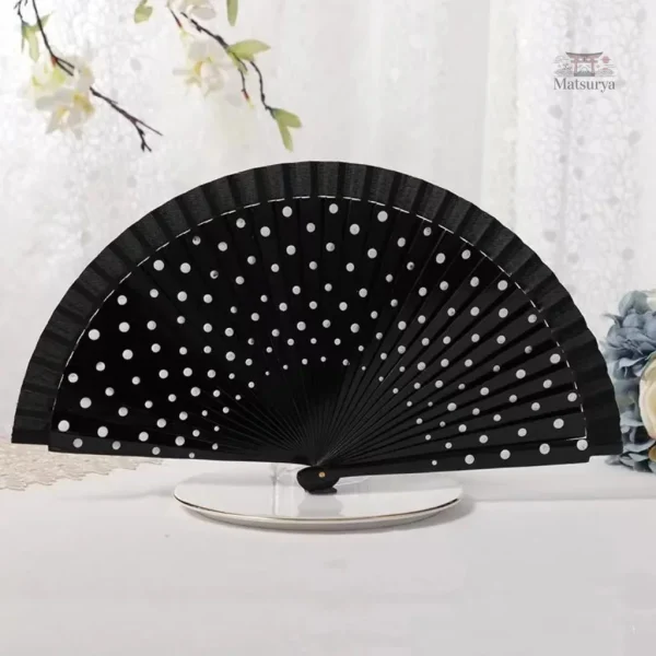 Éventail à pois, design japonais classique