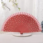 Éventail en papier à pois, style nippon authentique