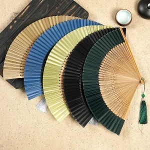 Éventail traditionnel japonais avec motifs colorés