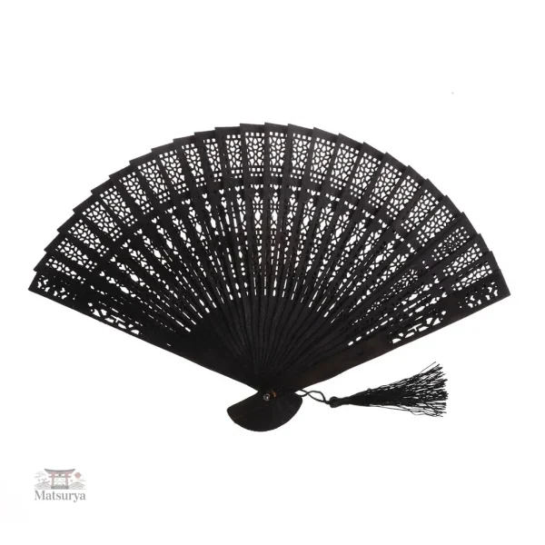 Éventail artisanal japonais avec motifs raffinés
