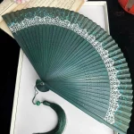 Éventail pliable en bambou