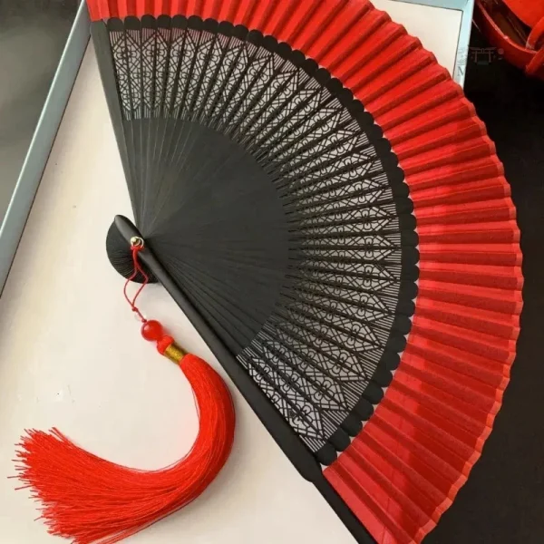 Éventail décoratif en bambou