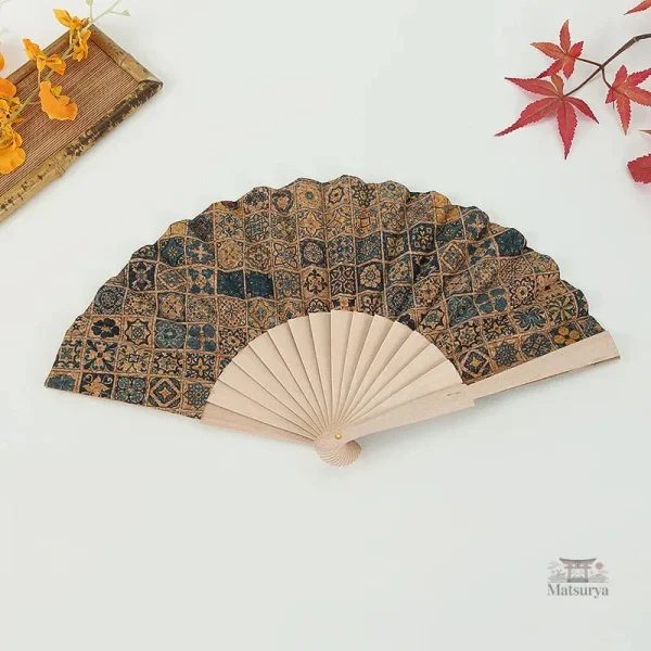 Éventail traditionnel japonais au style boho chic