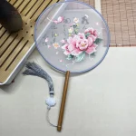 Éventail brodé au design traditionnel japonais