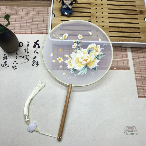 Accessoire japonais, éventail brodé en tissu délicat