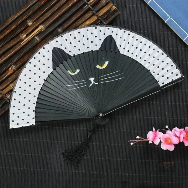 Éventail traditionnel japonais décoré d'un chat