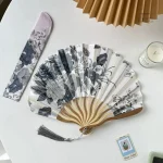Éventail en tissu avec motif coquillage traditionnel