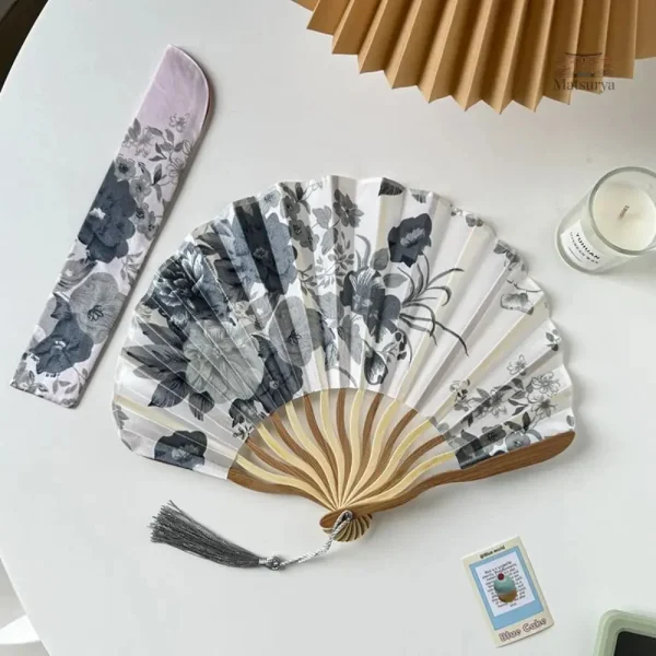 Éventail en tissu avec motif coquillage traditionnel