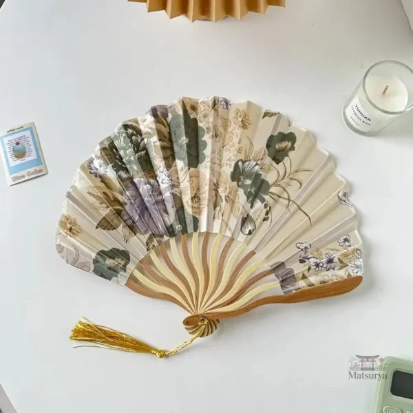 Accessoire de mode : éventail japonais décoratif