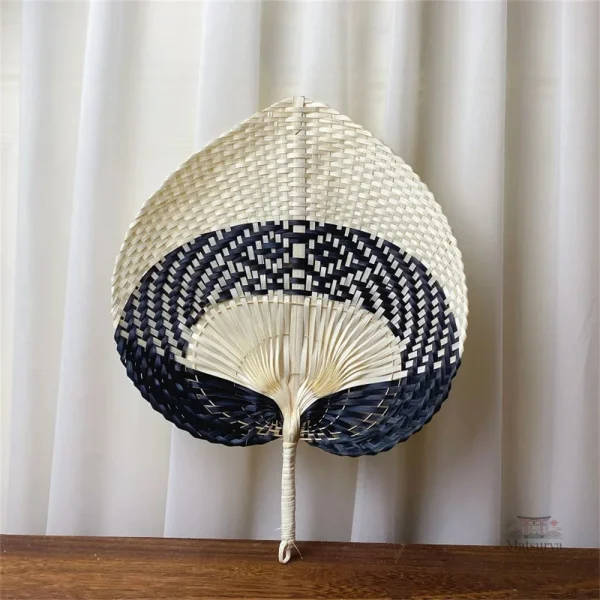 Éventail traditionnel japonais en paille naturelle