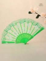 Éventail Japonais avec Motif de Roses Élégantes