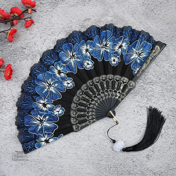 Éventail japonais avec motifs floraux raffinés