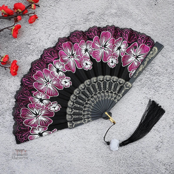Accessoire traditionnel japonais orné de fleurs