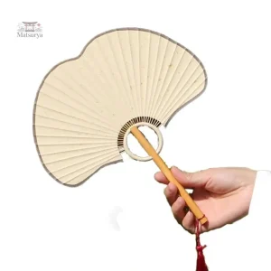 Éventail artisanal japonais avec motifs colorés