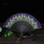 Éventail à main japonais avec motif coloré