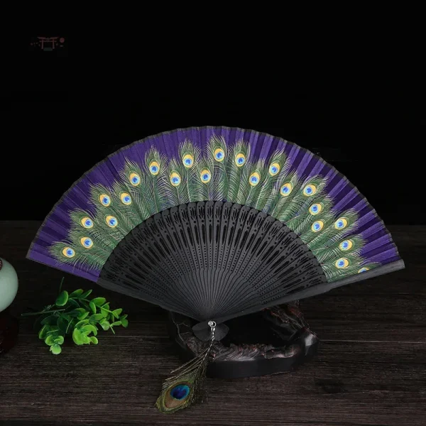 Éventail à main japonais avec motif coloré