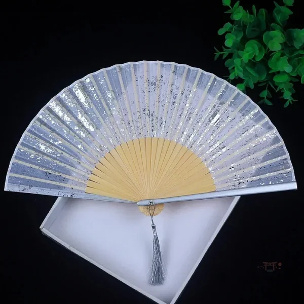 Éventail Japonais avec motifs raffinés et couleurs harmonieuses