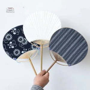 Éventail japonais en papier et bambou
