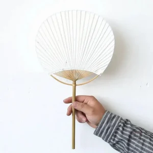 Éventail rond avec motifs japonais élégants