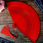 Éventail japonais rouge élégant et traditionnel