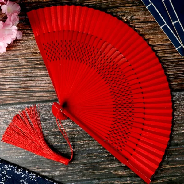 Éventail japonais rouge élégant et traditionnel