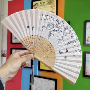 Éventail japonais traditionnel en papier et bois