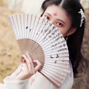 Éventail japonais avec motifs artistiques et couleurs vives