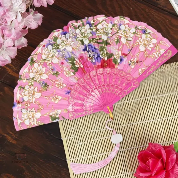 Éventail traditionnel japonais avec motifs raffinés