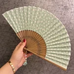 Éventail sensu en bois léger