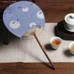 Éventail uchiwa japonais traditionnel en papier et bambou