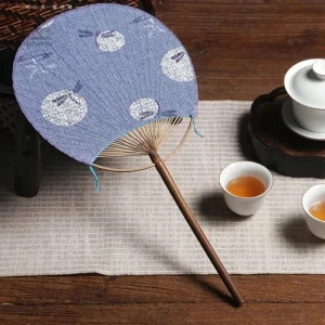 Éventail uchiwa japonais traditionnel en papier et bambou