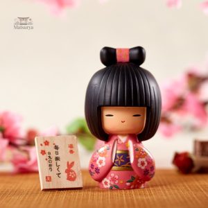 Figurine poupée japonaise traditionnelle en costume coloré