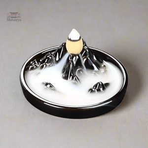 Détails de la fontaine à encens avec motifs de montagnes
