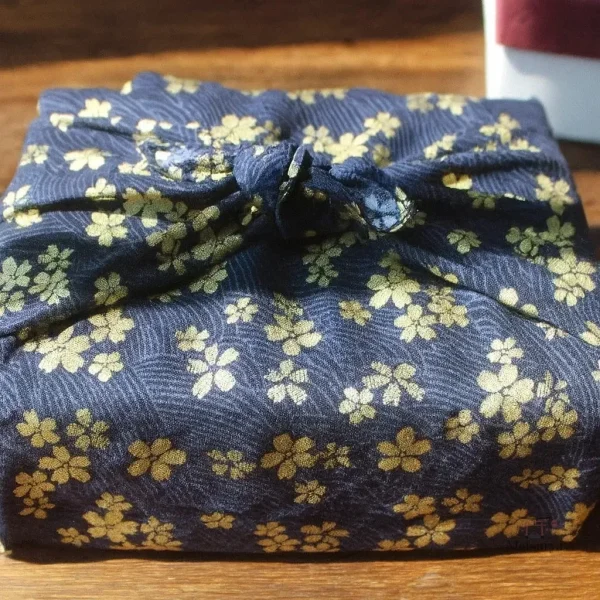 furoshiki-cadeaux-a-fleurs-1 Furoshiki Cadeaux à Fleurs, tissu japonais décoratif