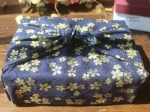 Furoshiki floral pour emballage cadeau, design élégant et coloré