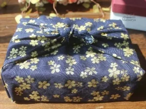 Furoshiki floral pour emballage cadeau, design élégant et coloré