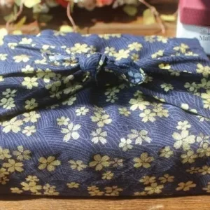 Furoshiki floral pour emballage cadeau, design élégant et coloré