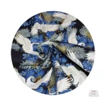 Furoshiki en tissu orné de dessins de grues stylisées